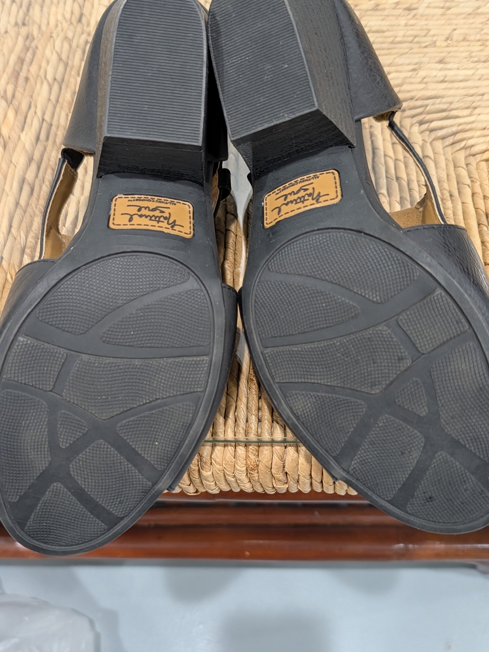 Natural Soul Black Open-Toe Block Heel Sandals - Picture 4 of 7